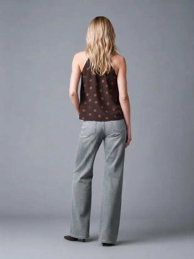 Model in der Jeans Grey Wash, Rückansicht