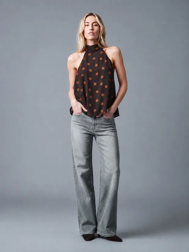 Model in der Jeans Grey Wash