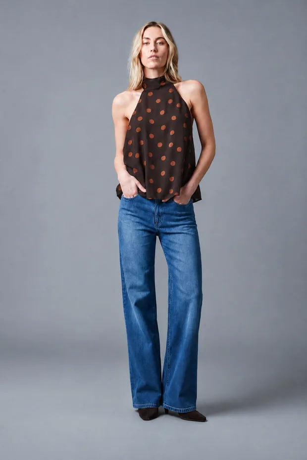 Model in der Jeans Medium Blue