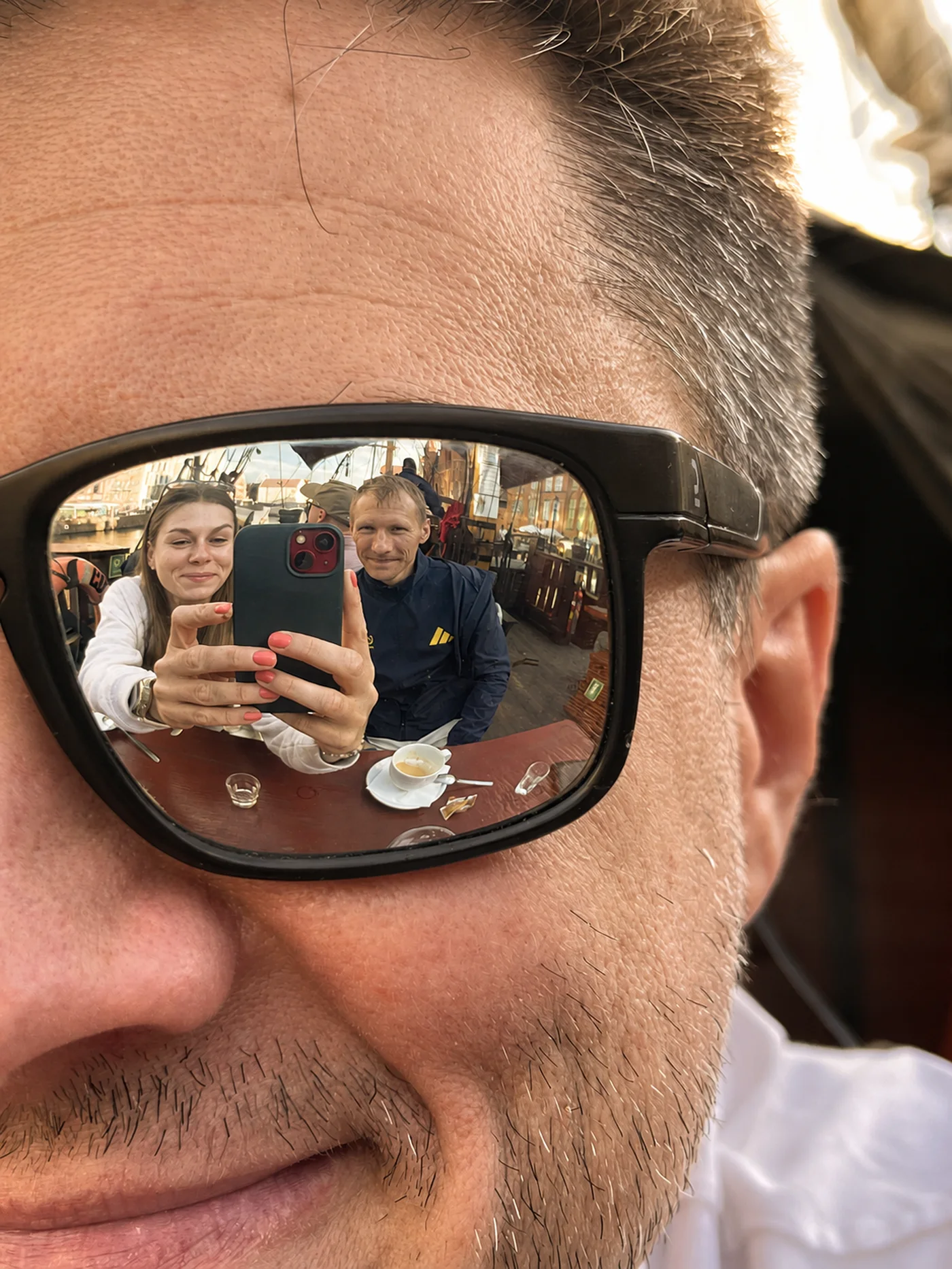 Zwei Kollegen spiegeln sich in einer Sonnenbrille