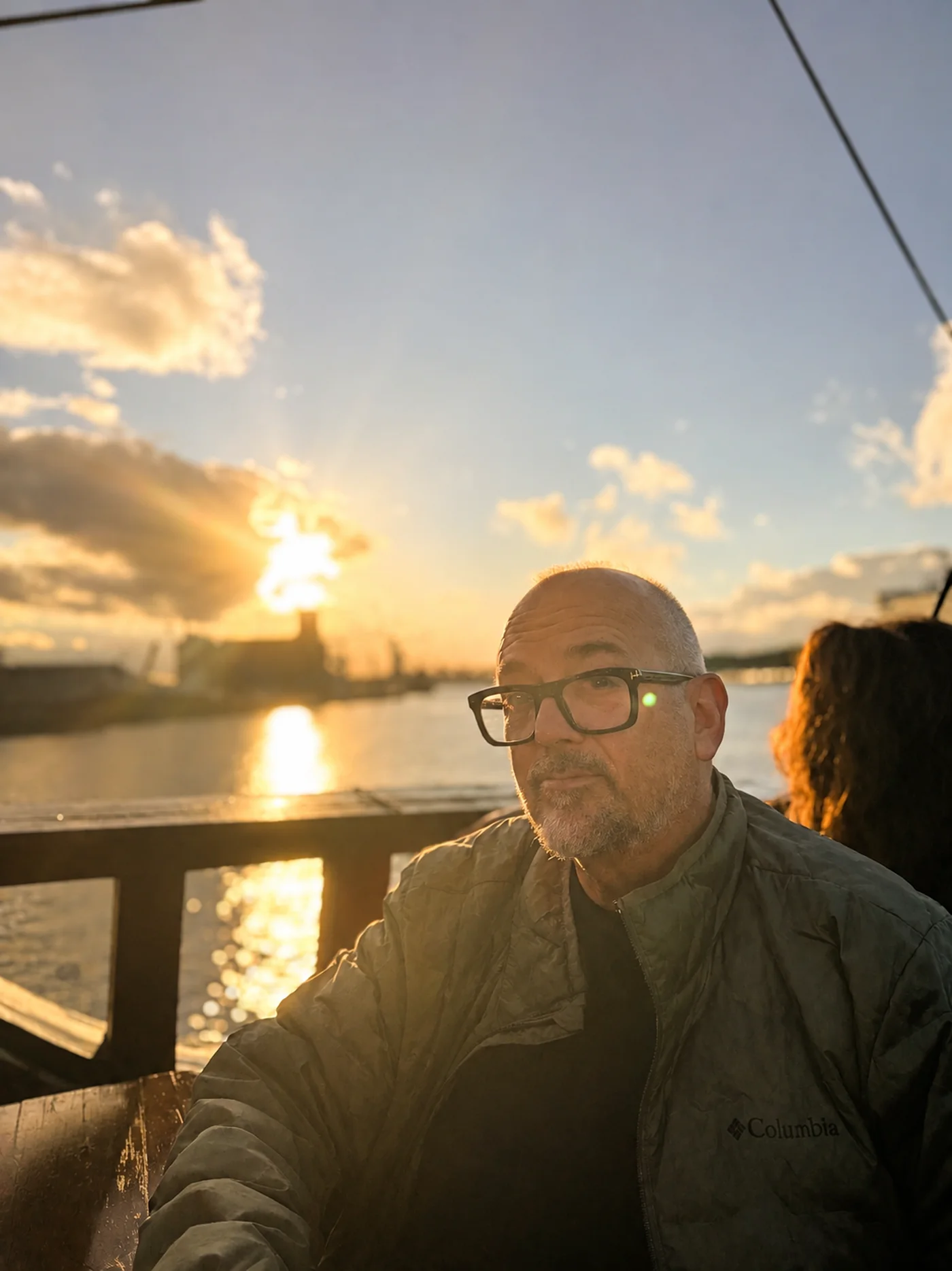 Lars Immega im Gegenlicht an Deck