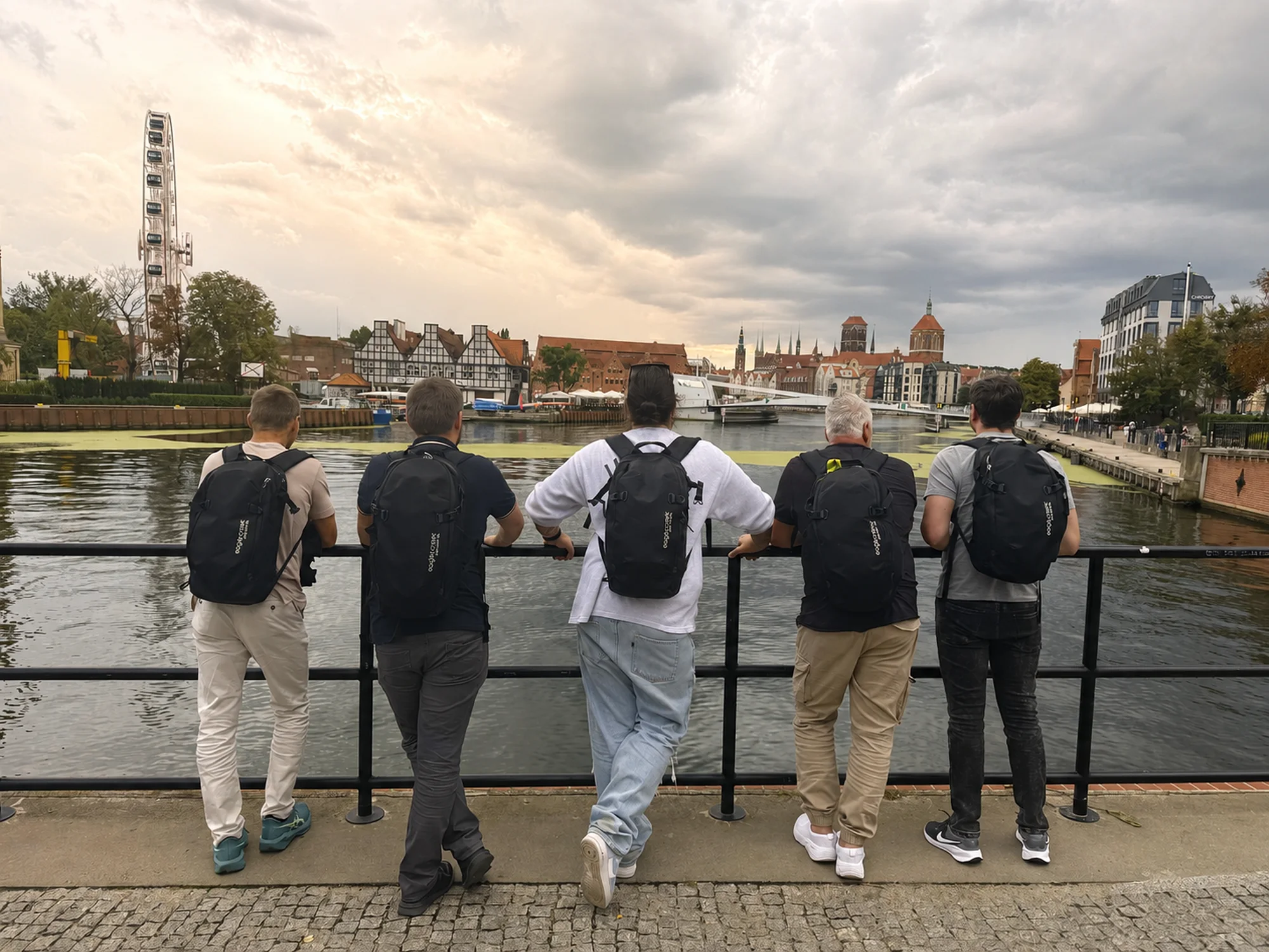 Fünf Teammitglieder am Geländer, Blick auf die Altstadt von Danzig