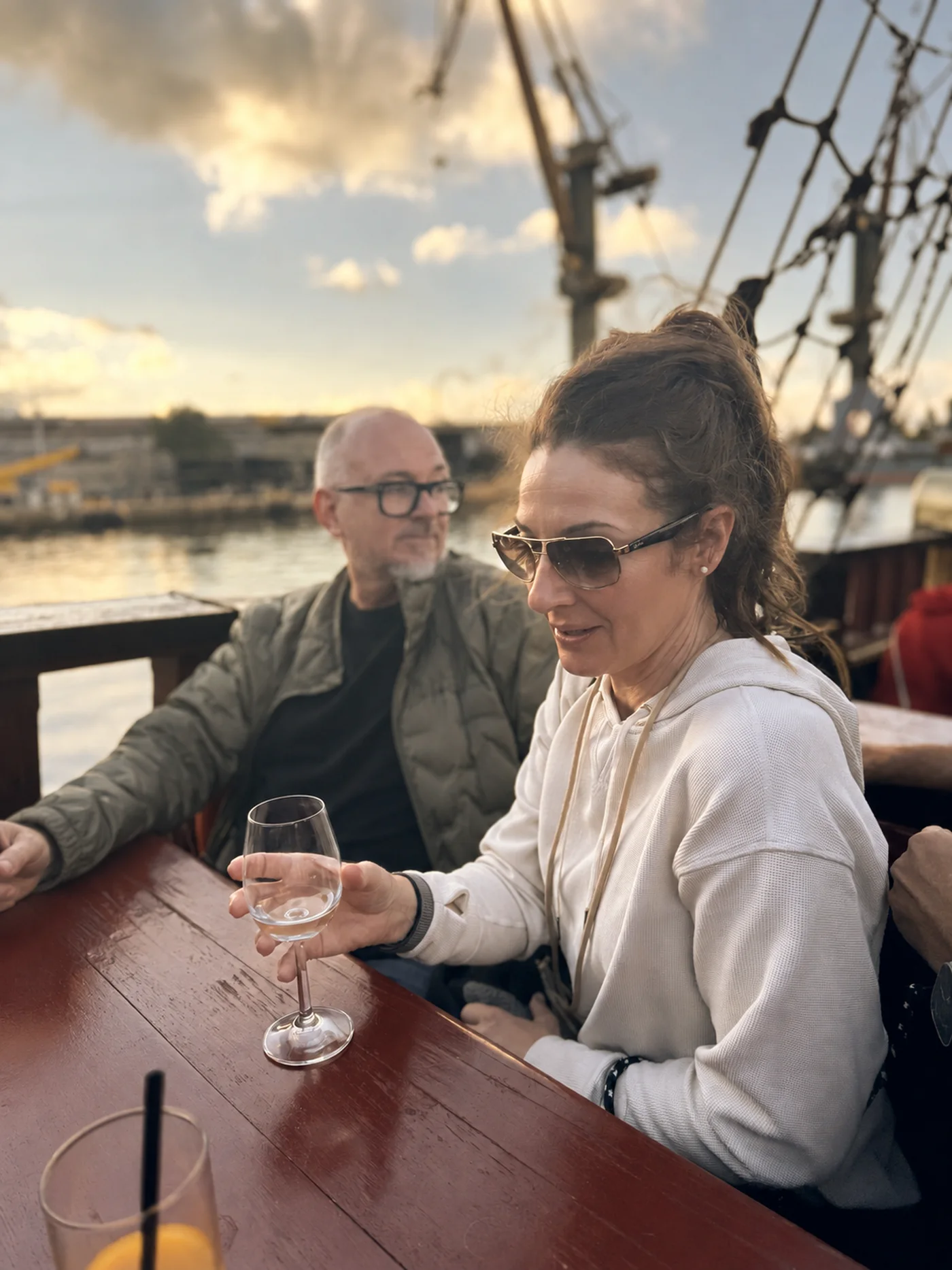 Zwei Kollegen an Deck bei Abendlicht